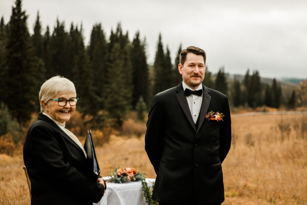 Folk Tree Lodge wedding, Calgary, Banff and Canmore wedding photographer, micro wedding, intimate ceremony on a beautiful rustic lodge property outside of Bragg Creek by Kananaskis Country