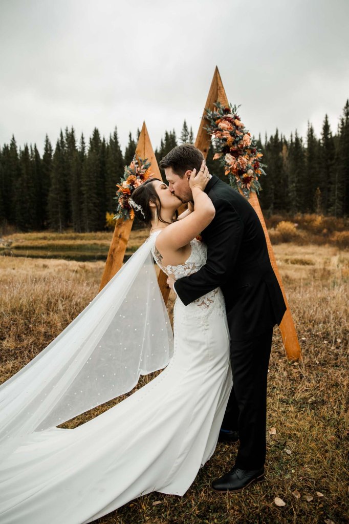 Folk Tree Lodge wedding, Calgary, Banff and Canmore wedding photographer, micro wedding, intimate ceremony on a beautiful rustic lodge property outside of Bragg Creek by Kananaskis Country