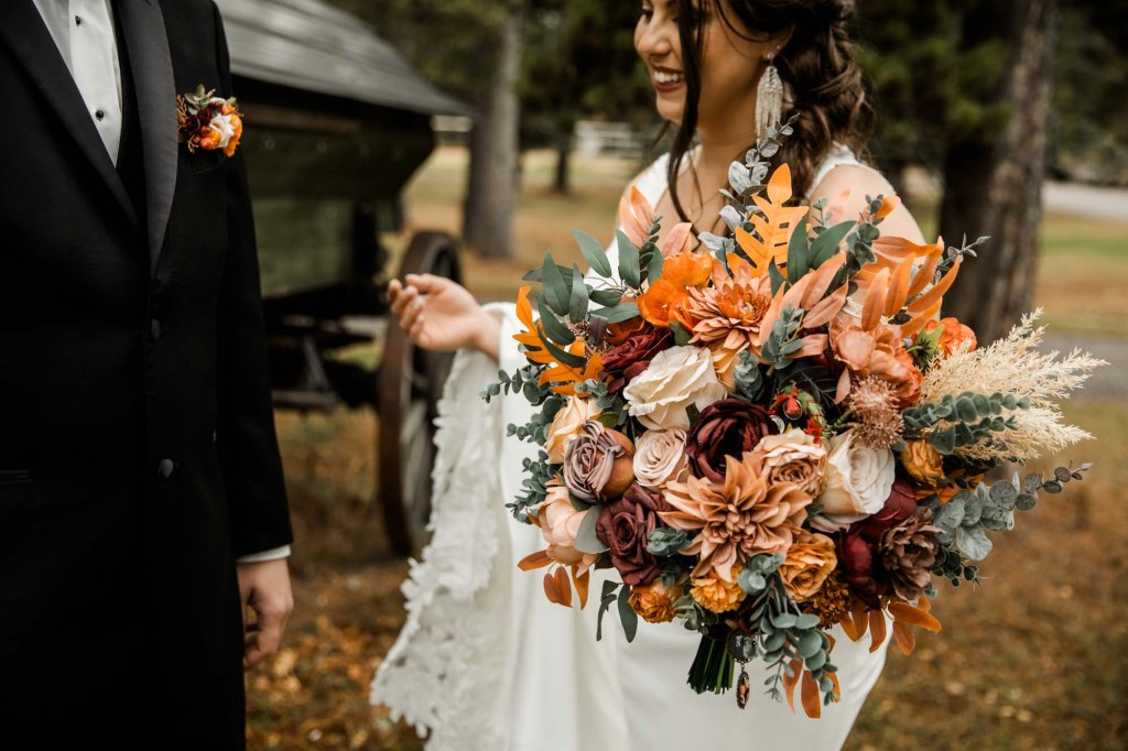 Folk Tree Lodge wedding, Calgary, Banff and Canmore wedding photographer, micro wedding, intimate ceremony on a beautiful rustic lodge property outside of Bragg Creek by Kananaskis Country