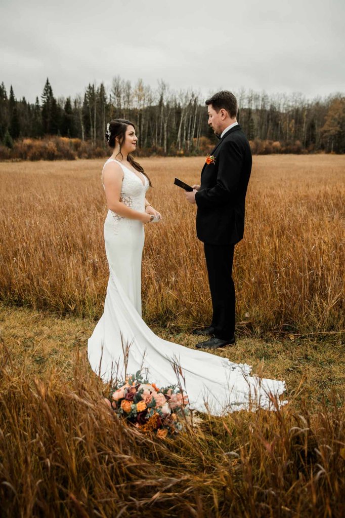 Folk Tree Lodge wedding, Calgary, Banff and Canmore wedding photographer, micro wedding, intimate ceremony on a beautiful rustic lodge property outside of Bragg Creek by Kananaskis Country