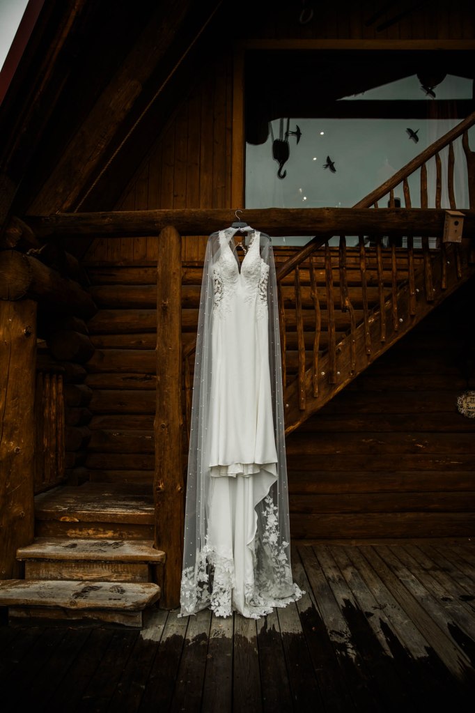 Folk Tree Lodge wedding, Calgary, Banff and Canmore wedding photographer, micro wedding, intimate ceremony on a beautiful lodge property outside of Bragg Creek by Kananaskis Country