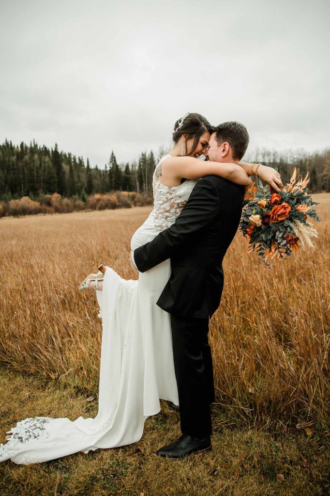 Folk Tree Lodge wedding, Calgary, Banff and Canmore wedding photographer, micro wedding, intimate ceremony on a beautiful rustic lodge property outside of Bragg Creek by Kananaskis Country