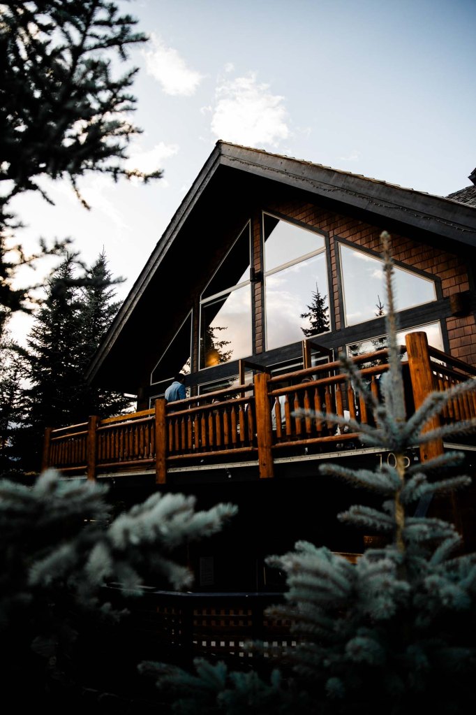 Calgary and Canmore wedding photographer, photography during a wedding at the Bear and Bison Inn in Canmore in the mountains