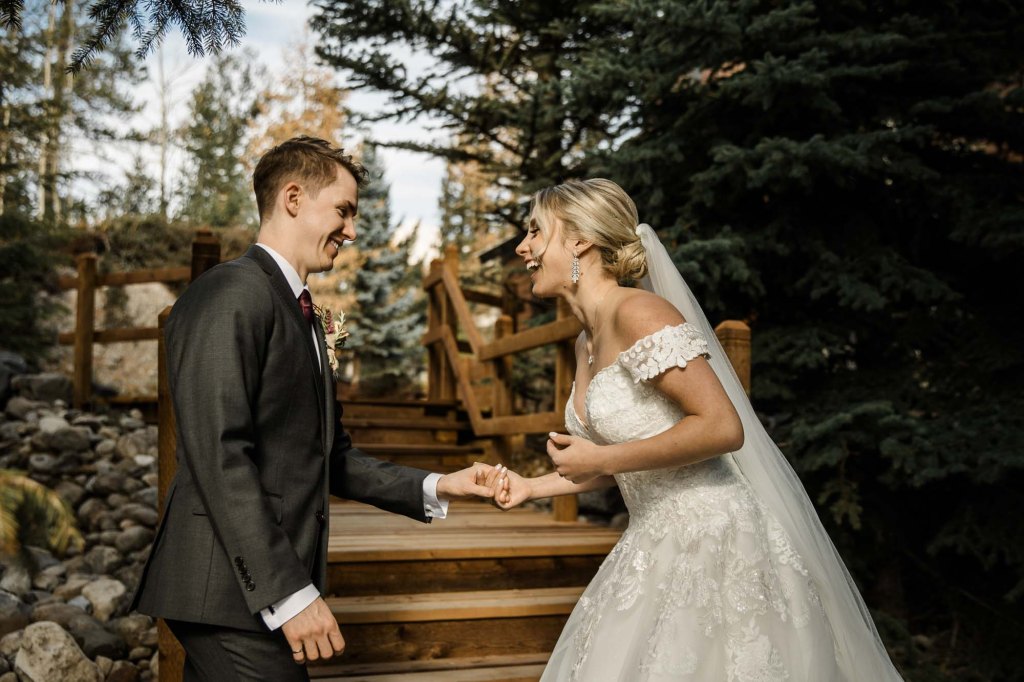 Calgary and Canmore wedding photographer, photography during a wedding at the Bear and Bison Inn in Canmore in the mountains