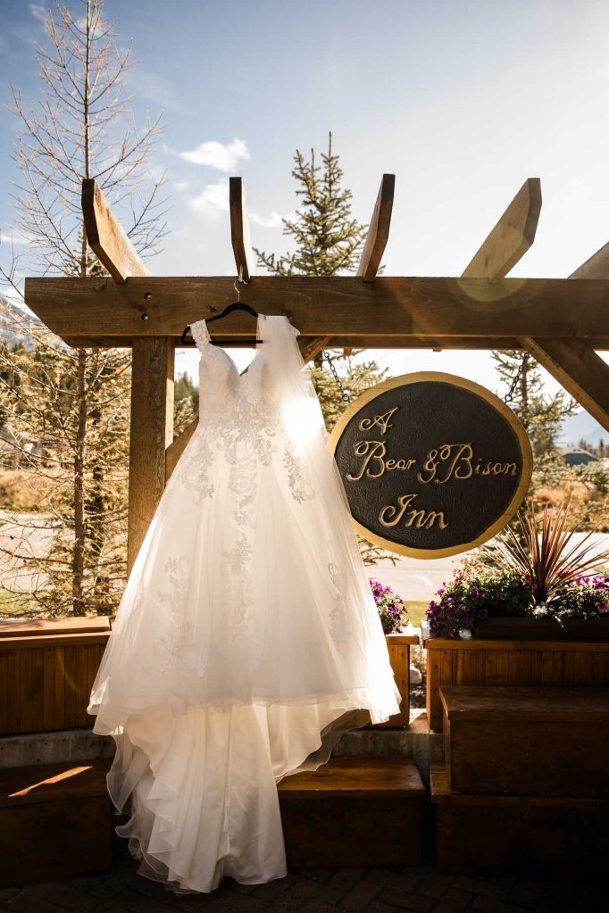 Calgary and Canmore wedding photographer, photography during a wedding at the Bear and Bison Inn in Canmore in the mountains