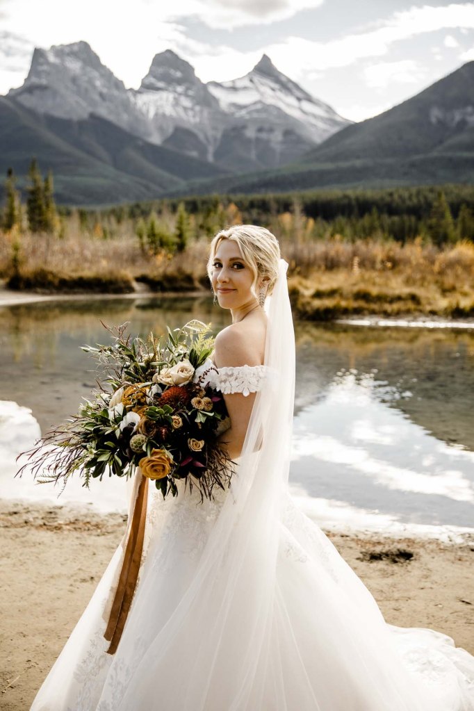 Calgary and Canmore wedding photographer, photography during a wedding at the Bear and Bison Inn in Canmore in the mountains