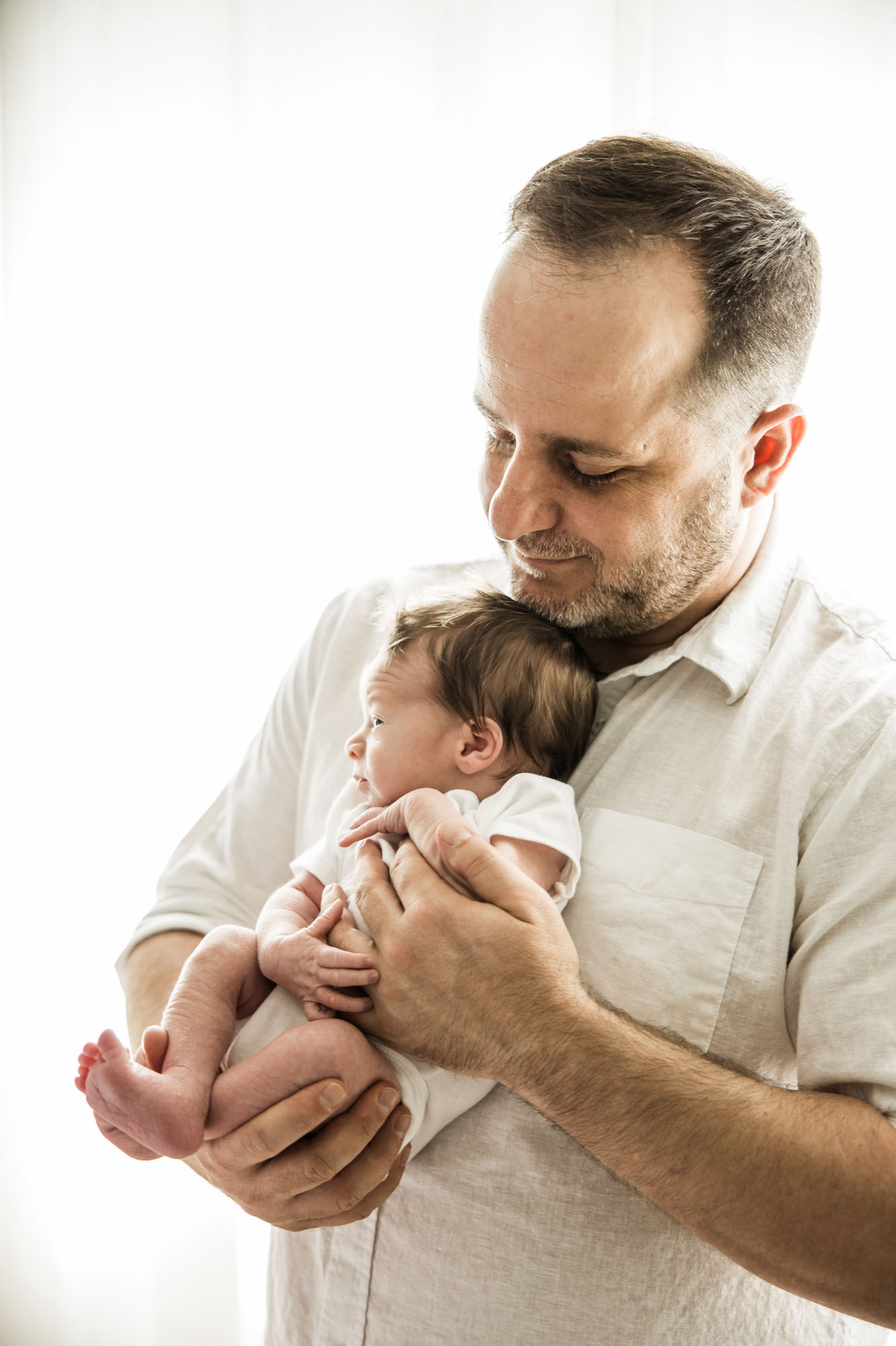 Calgary lifestyle newborn and maternity photographer, family in their home during a newborn photo session with their new baby, lifestyle photos and posed basket photos