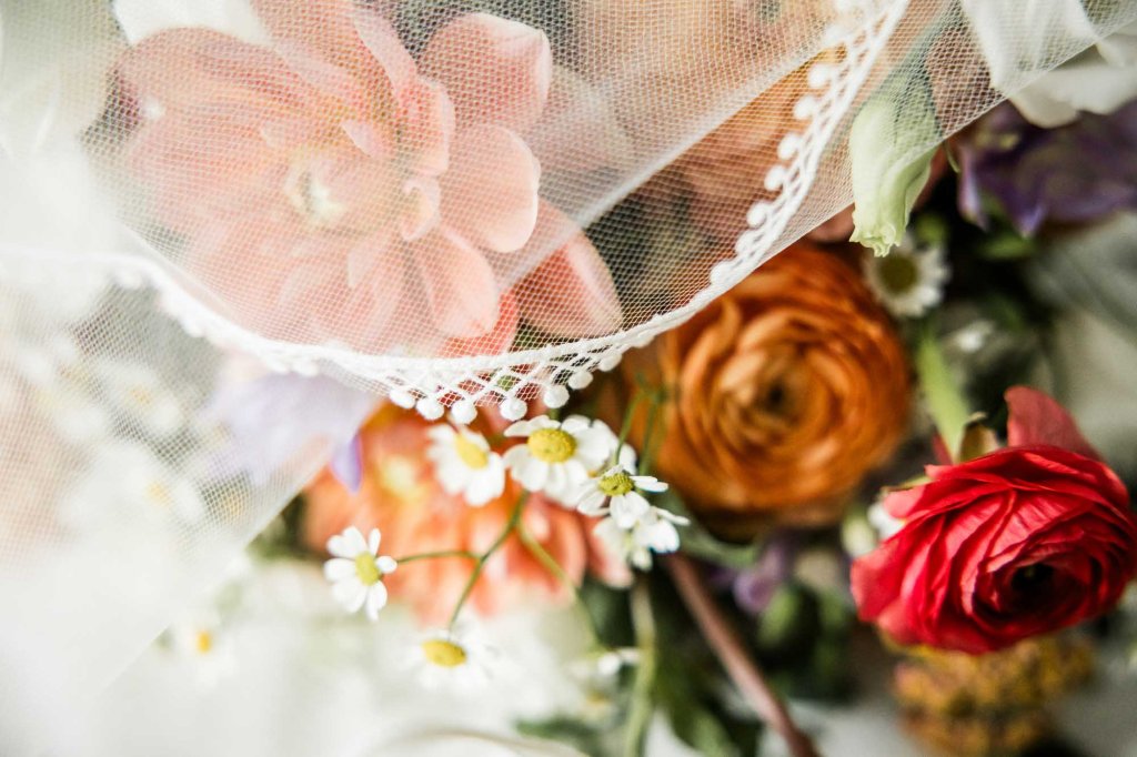 Calgary wedding photographer, wedding at the Nash in Inglewwod, Off cut bar, candid, warm and vibrant micro wedding in a restaurant by Valerie Richer Photography