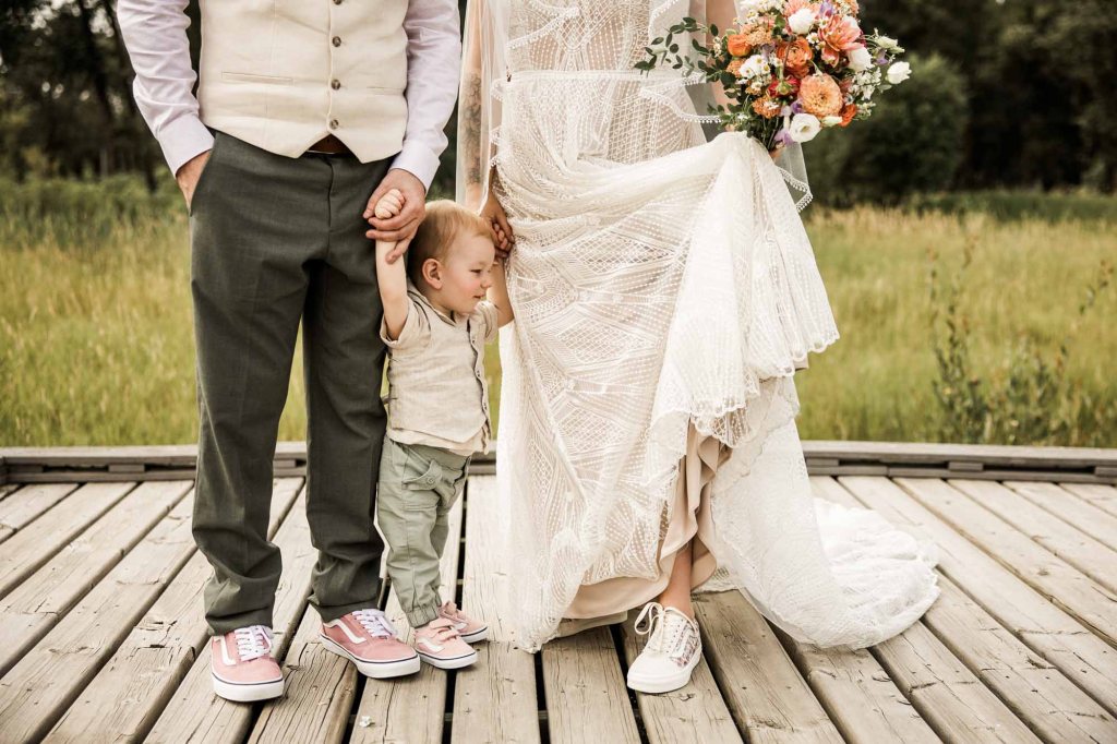 Calgary wedding photographer, wedding at the Nash in Inglewwod, Off cut bar, candid, warm and vibrant micro wedding in a restaurant by Valerie Richer Photography
