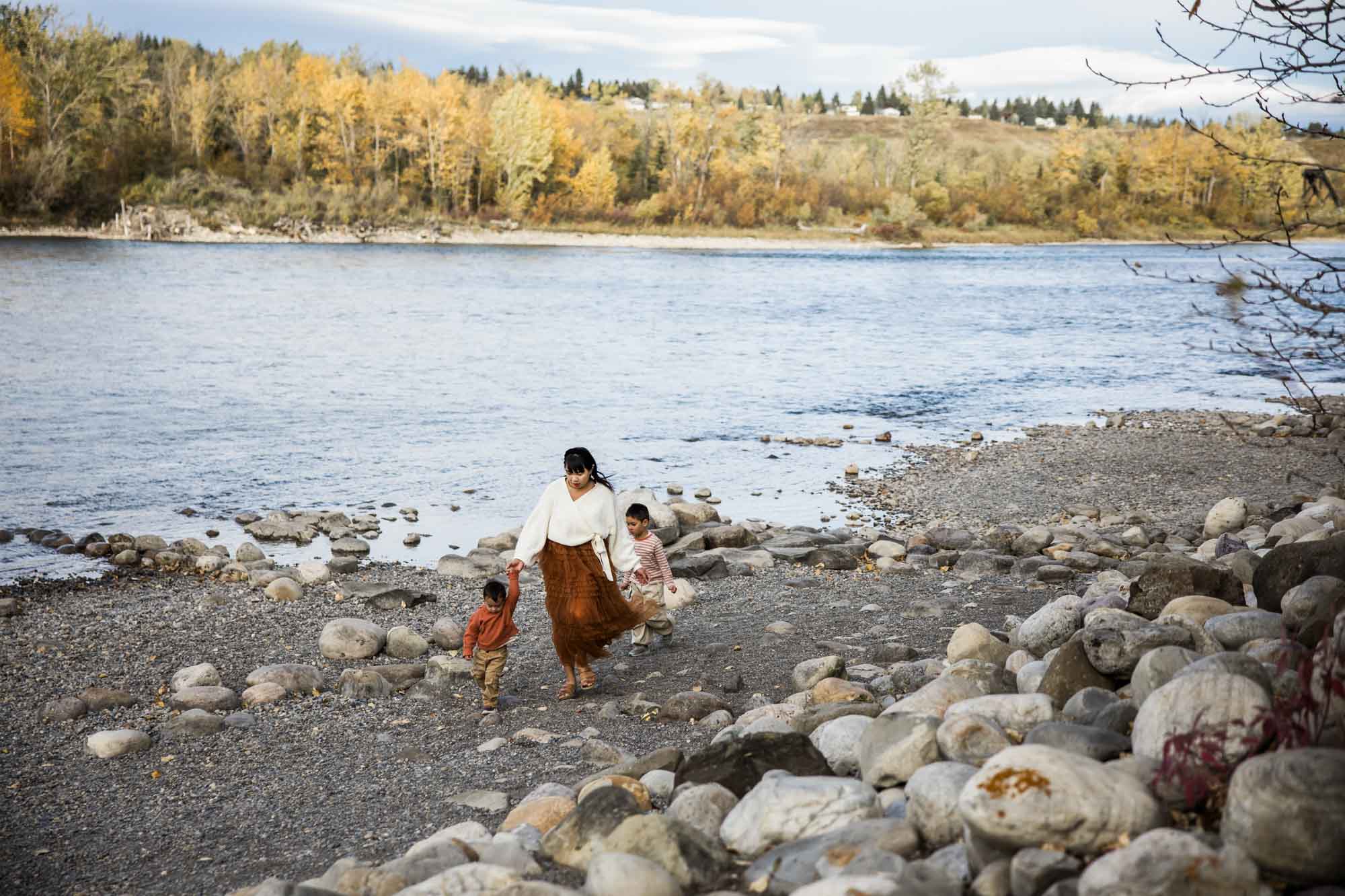 Calgary and Kananaskis mini sessions, photoshoot, photographer, family at Bowness Park during a mini session