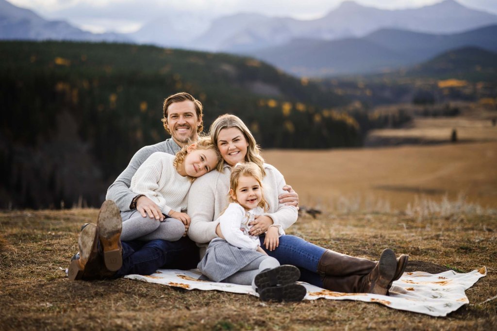 Kananaskis Country Family Session: Hugs and Golden&nbsp;Leaves