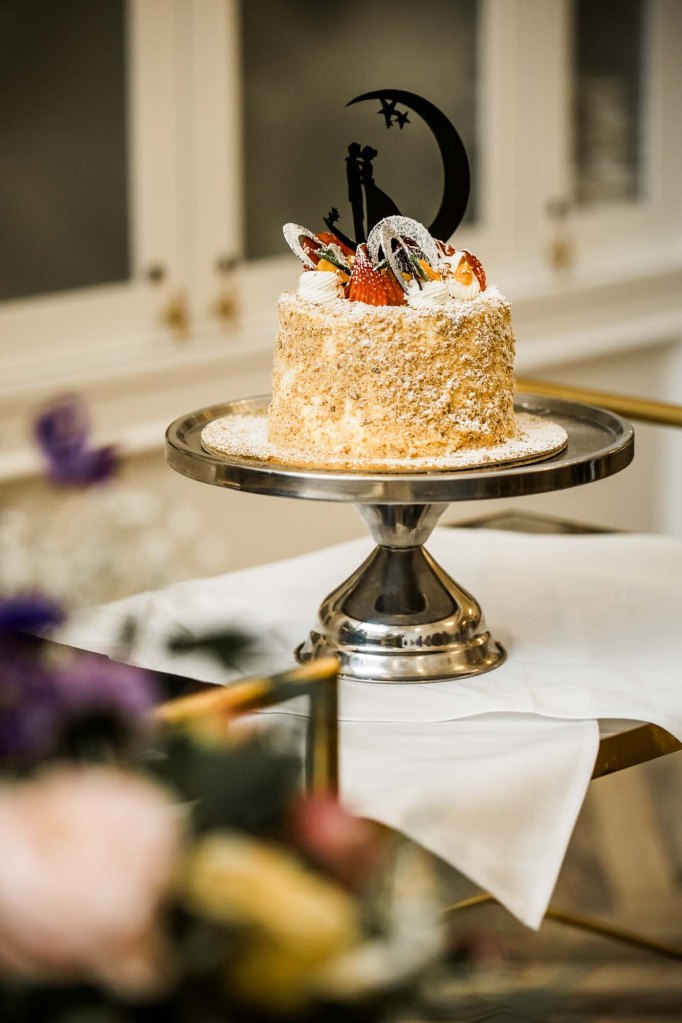 Calgary wedding photographer, bride and groom on their wedding day at Flores and Pine in Bearspaw Alberta, storytelling, candid, warm, editorial wedding photography