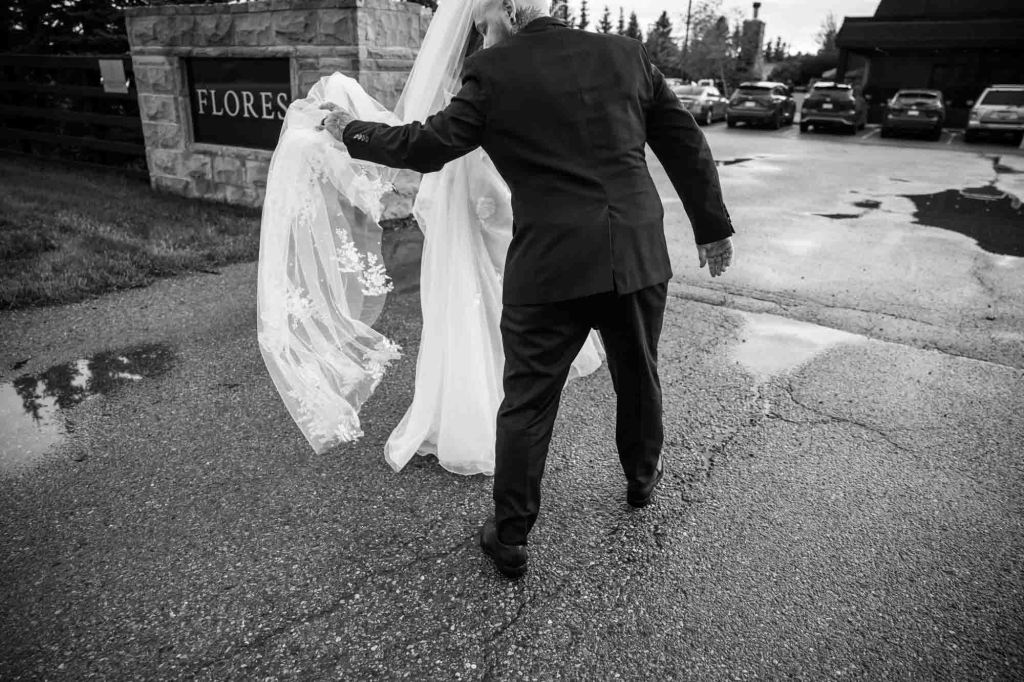 Calgary wedding photographer, bride and groom on their wedding day at Flores and Pine in Bearspaw Alberta, storytelling, candid, warm, editorial wedding photography