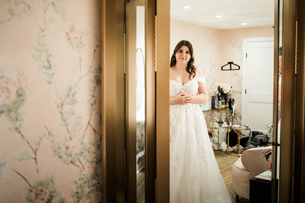 Calgary wedding photographer, bride and groom on their wedding day at Flores and Pine in Bearspaw Alberta, storytelling, candid, warm, editorial wedding photography