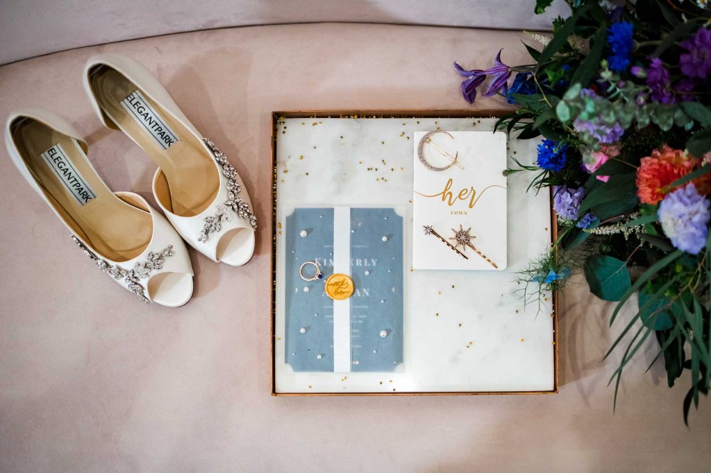 Calgary wedding photographer, bride and groom on their wedding day at Flores and Pine in Bearspaw Alberta, storytelling, candid, warm, editorial wedding photography