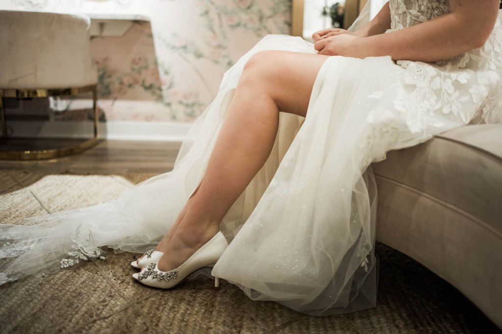 Calgary wedding photographer, bride and groom on their wedding day at Flores and Pine in Bearspaw Alberta, storytelling, candid, warm, editorial wedding photography