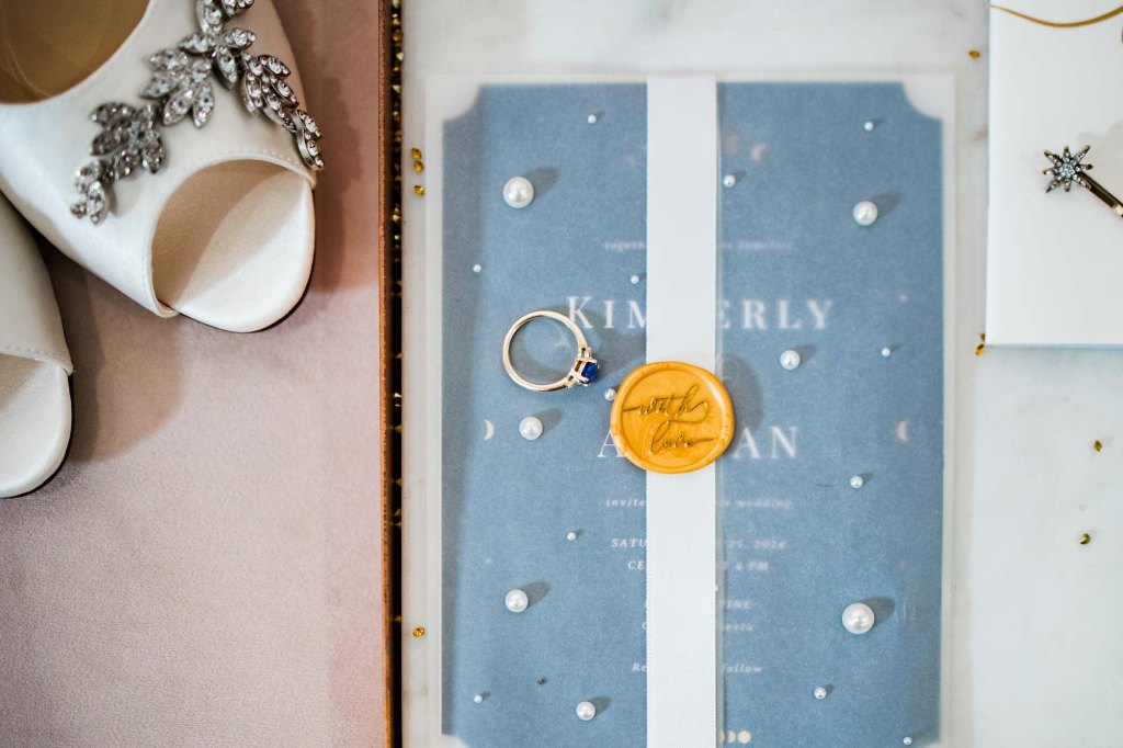 Calgary wedding photographer, bride and groom on their wedding day at Flores and Pine in Bearspaw Alberta, storytelling, candid, warm, editorial wedding photography