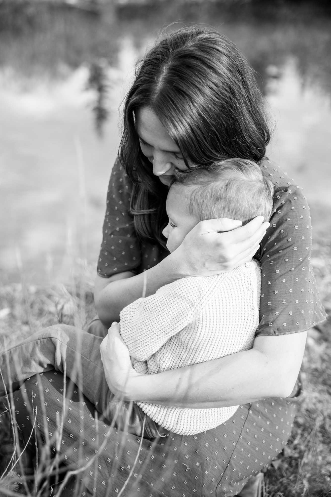 Calgary family photographer, extended large family photoshoot at Fish Creek Provincial Park, lifestyle, storytelling, candid