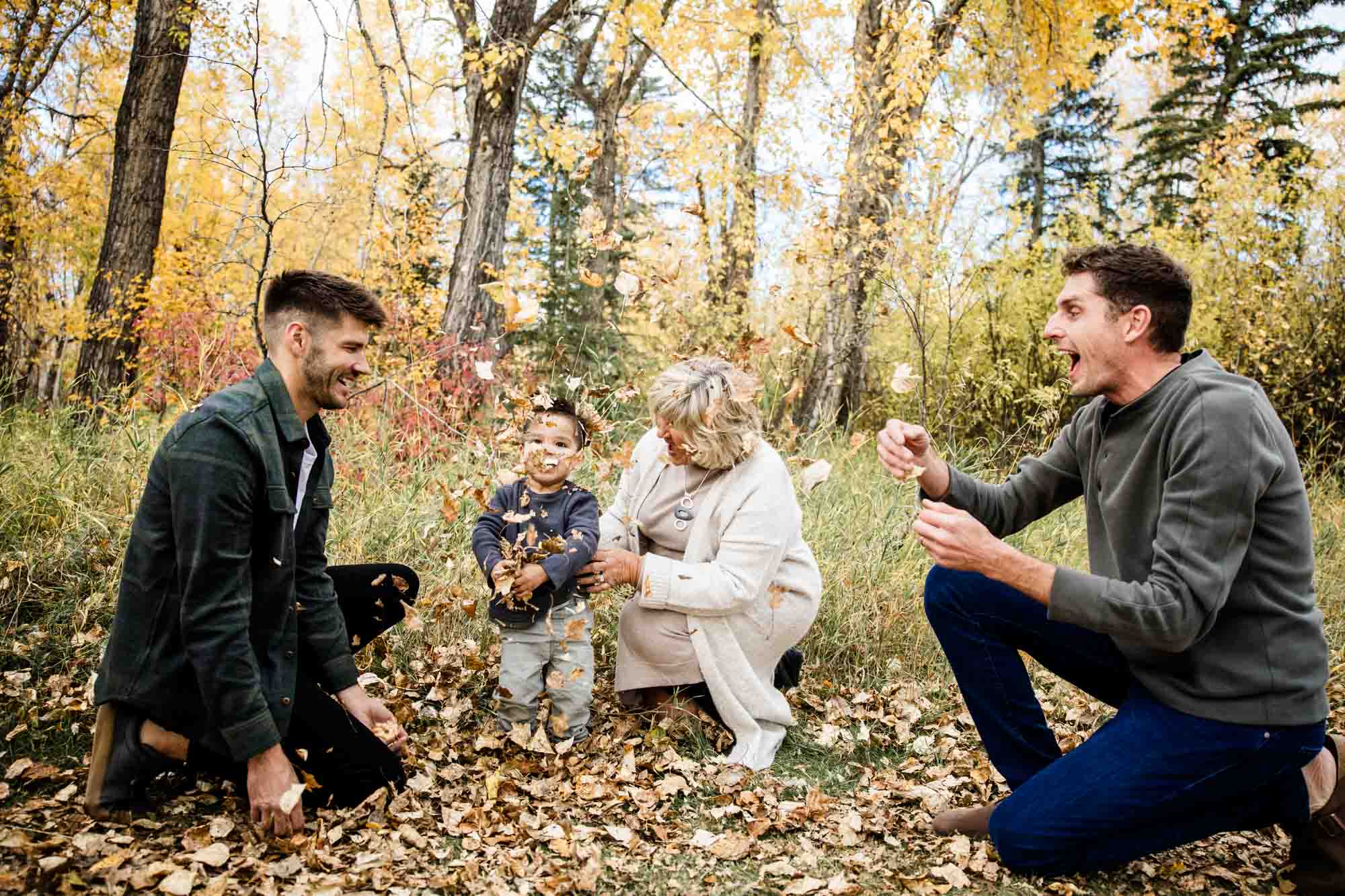 Calgary family photographer, extended large family photoshoot at Fish Creek Provincial Park, lifestyle, storytelling, candid