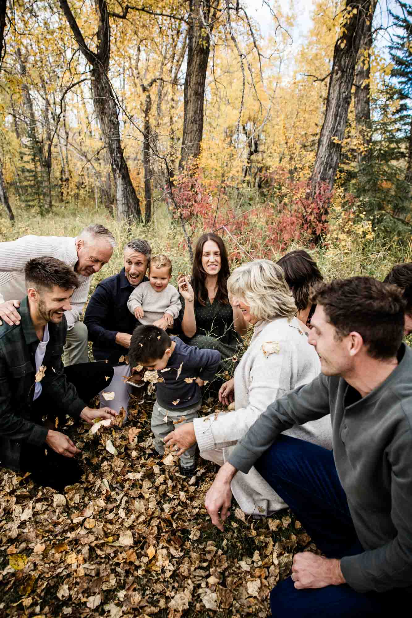 Calgary family photographer, extended large family photoshoot at Fish Creek Provincial Park, lifestyle, storytelling, candid