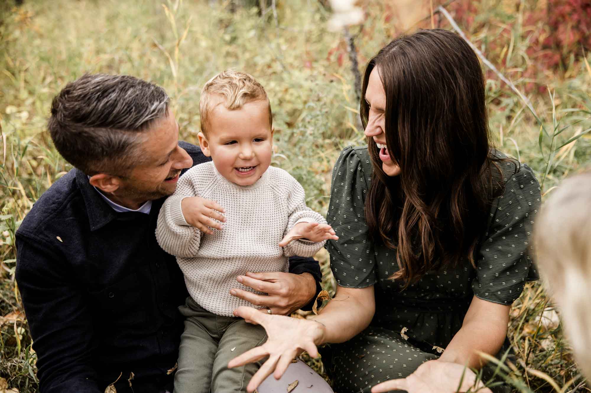 Calgary family photographer, extended large family photoshoot at Fish Creek Provincial Park, lifestyle, storytelling, candid
