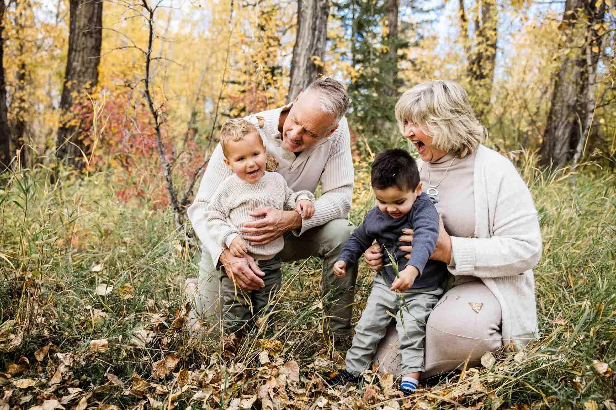 Calgary family photographer, extended large family photoshoot at Fish Creek Provincial Park, lifestyle, storytelling, candid