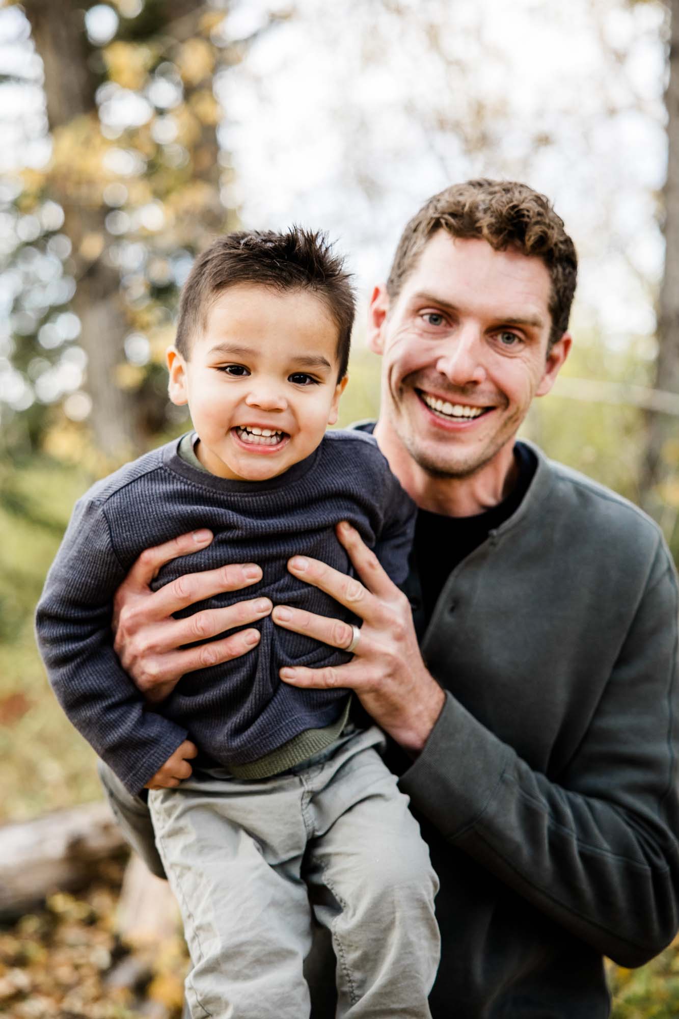 Calgary family photographer, extended large family photoshoot at Fish Creek Provincial Park, lifestyle, storytelling, candid