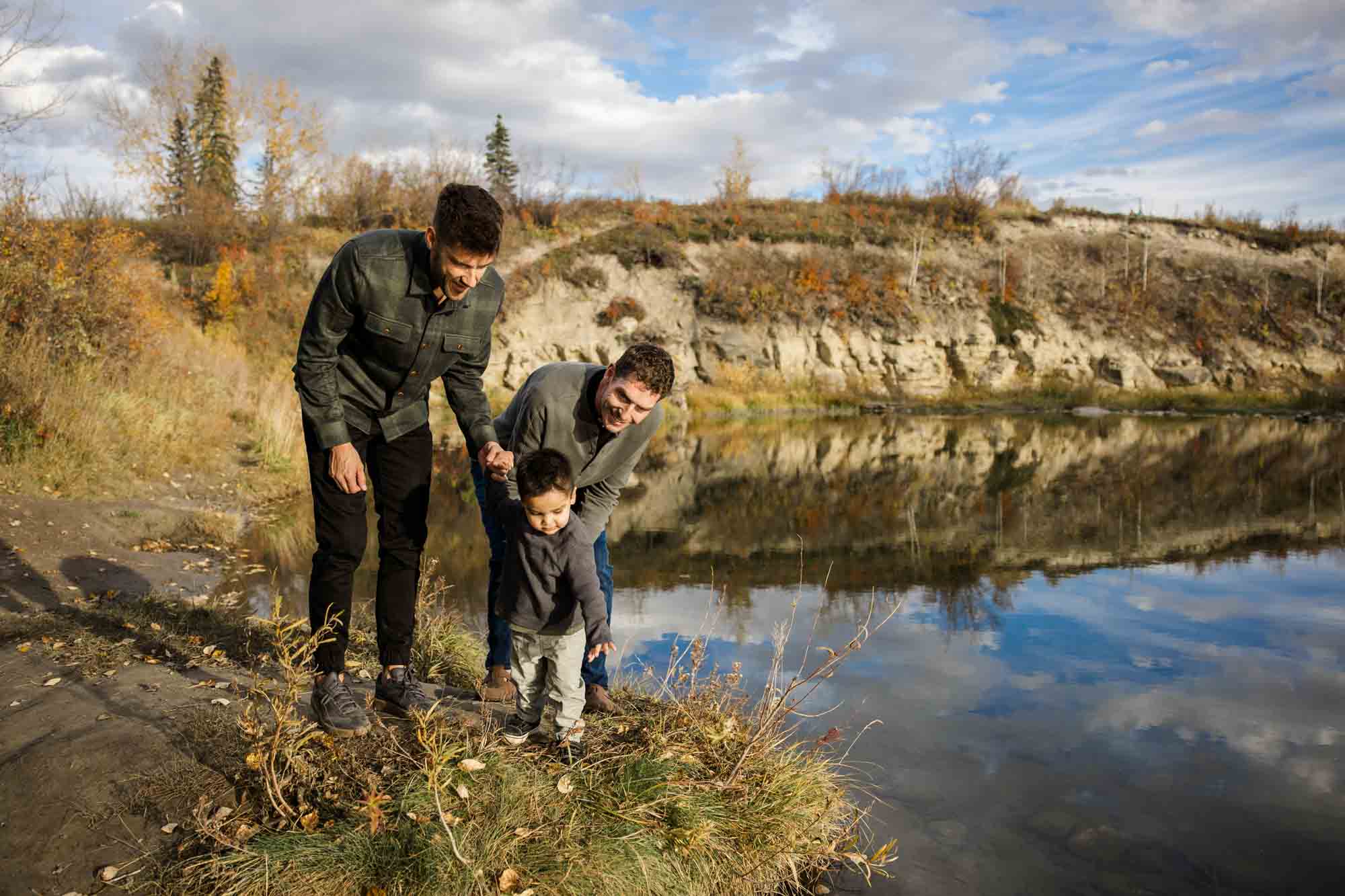 Calgary family photographer, extended large family photoshoot at Fish Creek Provincial Park, lifestyle, storytelling, candid