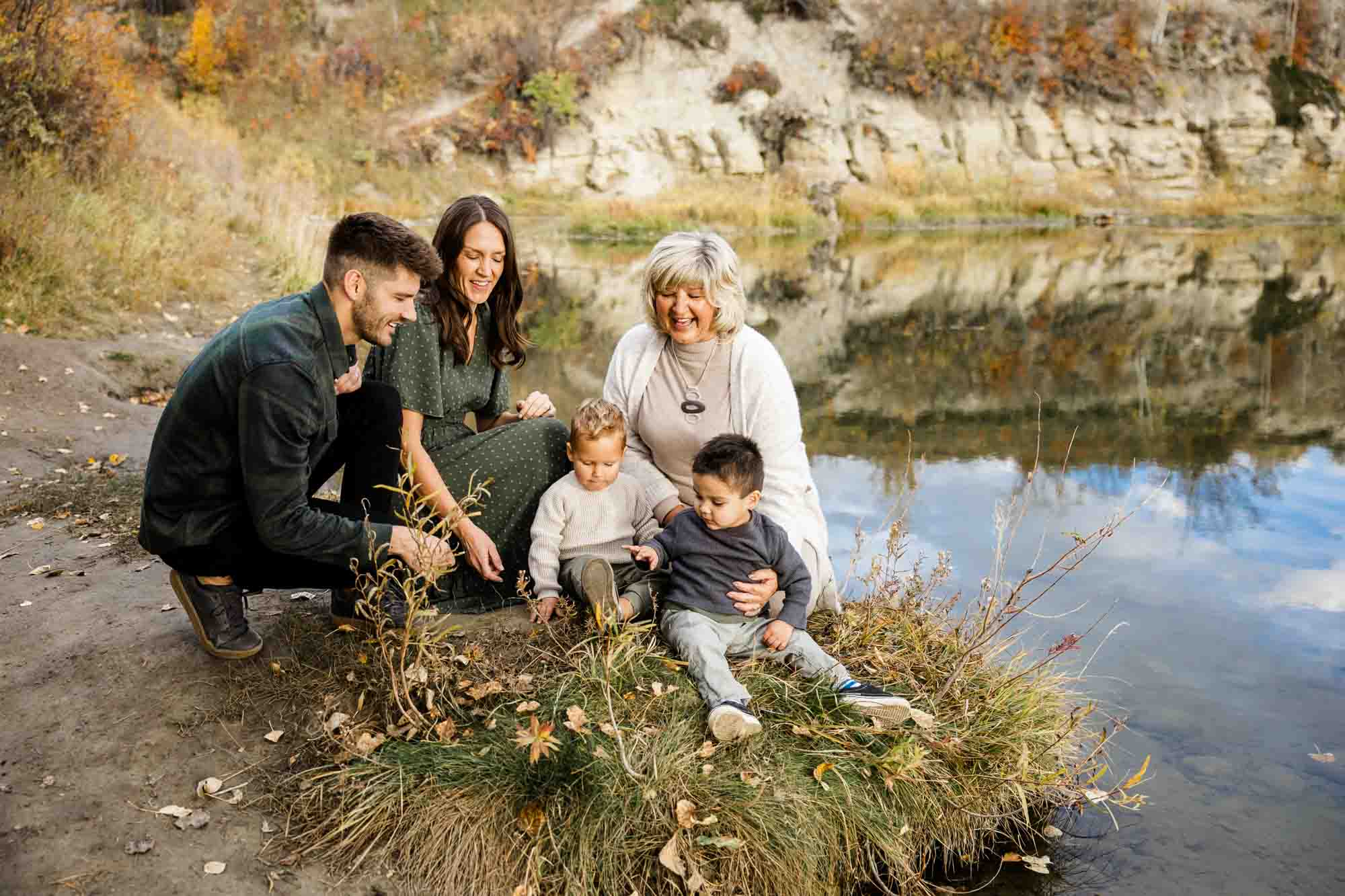 Calgary family photographer, extended large family photoshoot at Fish Creek Provincial Park, lifestyle, storytelling, candid