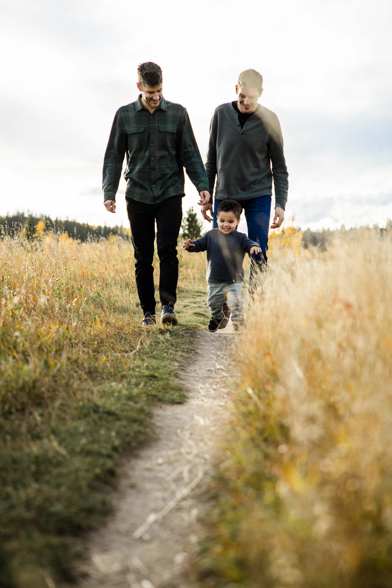 Calgary family photographer, extended large family photoshoot at Fish Creek Provincial Park, lifestyle, storytelling, candid