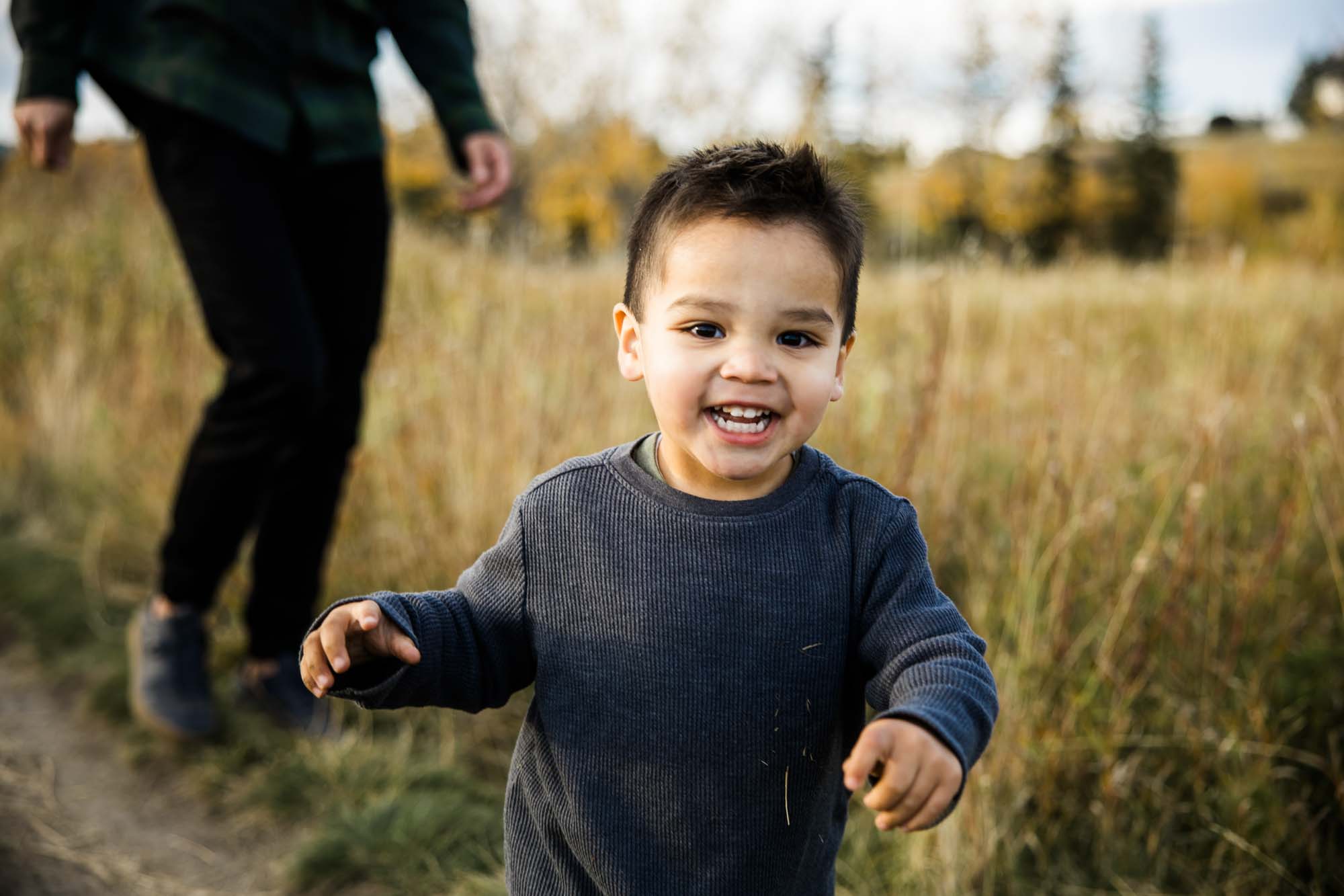 Calgary family photographer, extended large family photoshoot at Fish Creek Provincial Park, lifestyle, storytelling, candid