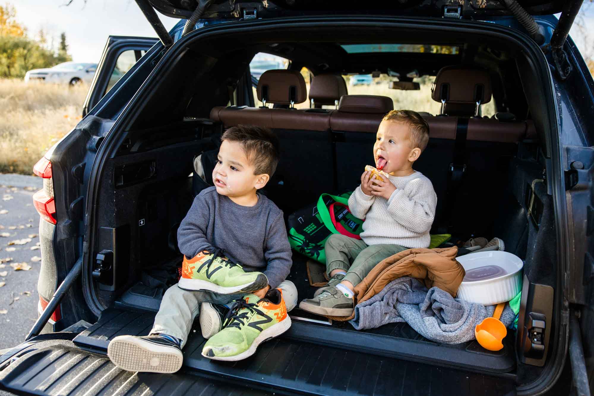 Calgary family photographer, extended large family photoshoot at Fish Creek Provincial Park, lifestyle, storytelling, candid