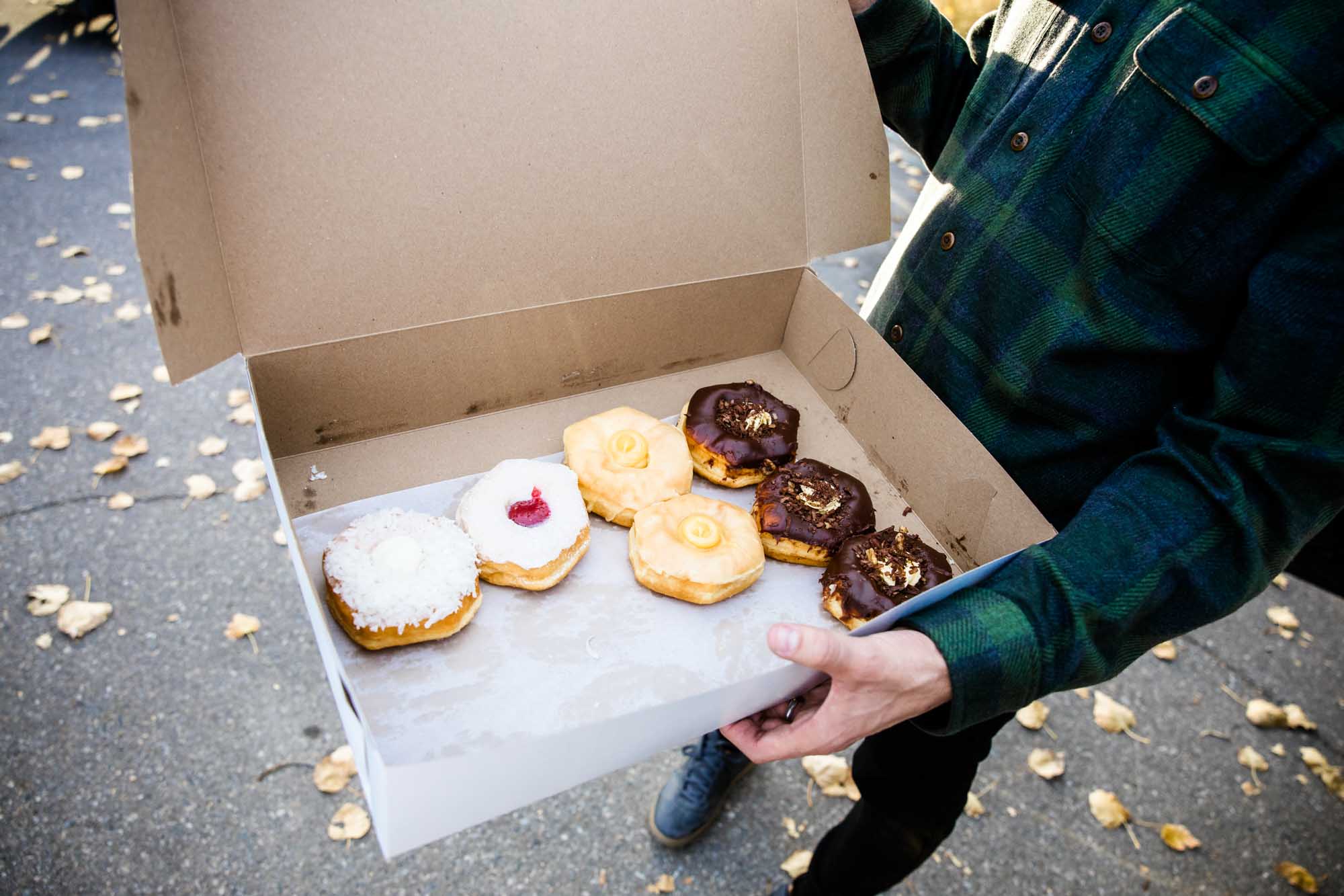 Calgary family photographer, extended large family photoshoot at Fish Creek Provincial Park, lifestyle, storytelling, candid