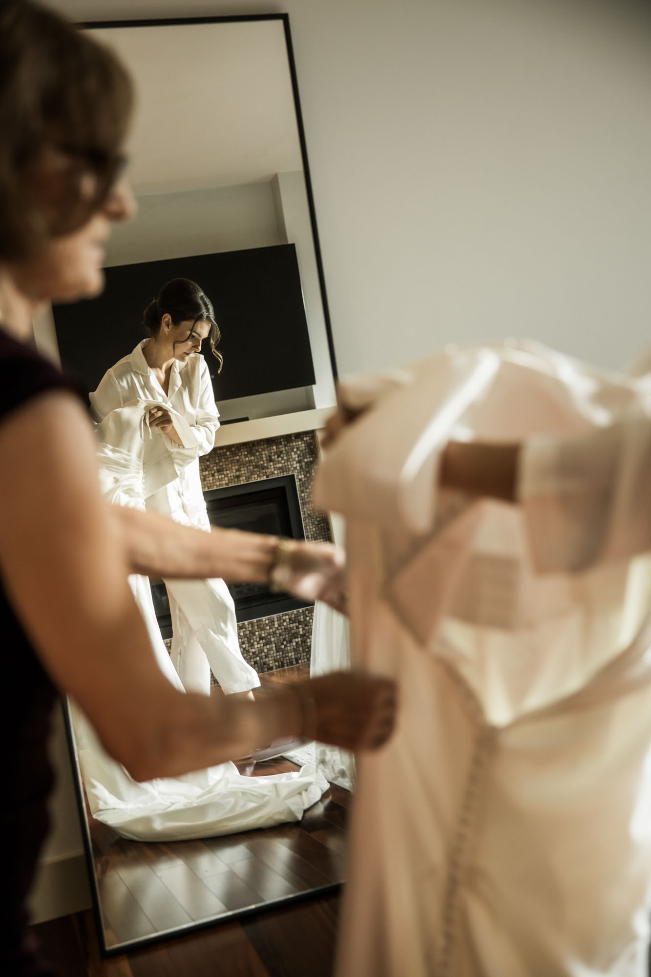 Calgary wedding photographer, bride getting ready on her wedding day, candid, documentary, storytelling photography
